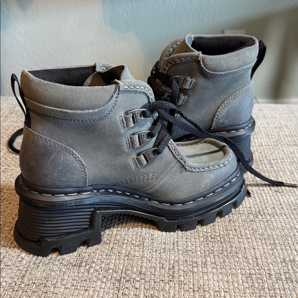 NWOT Dr. Martens Corran 3-Eye Suede Heeled Gray Chunky Ankle Boots Gunmetal sz 7 - Picture 2 of 10